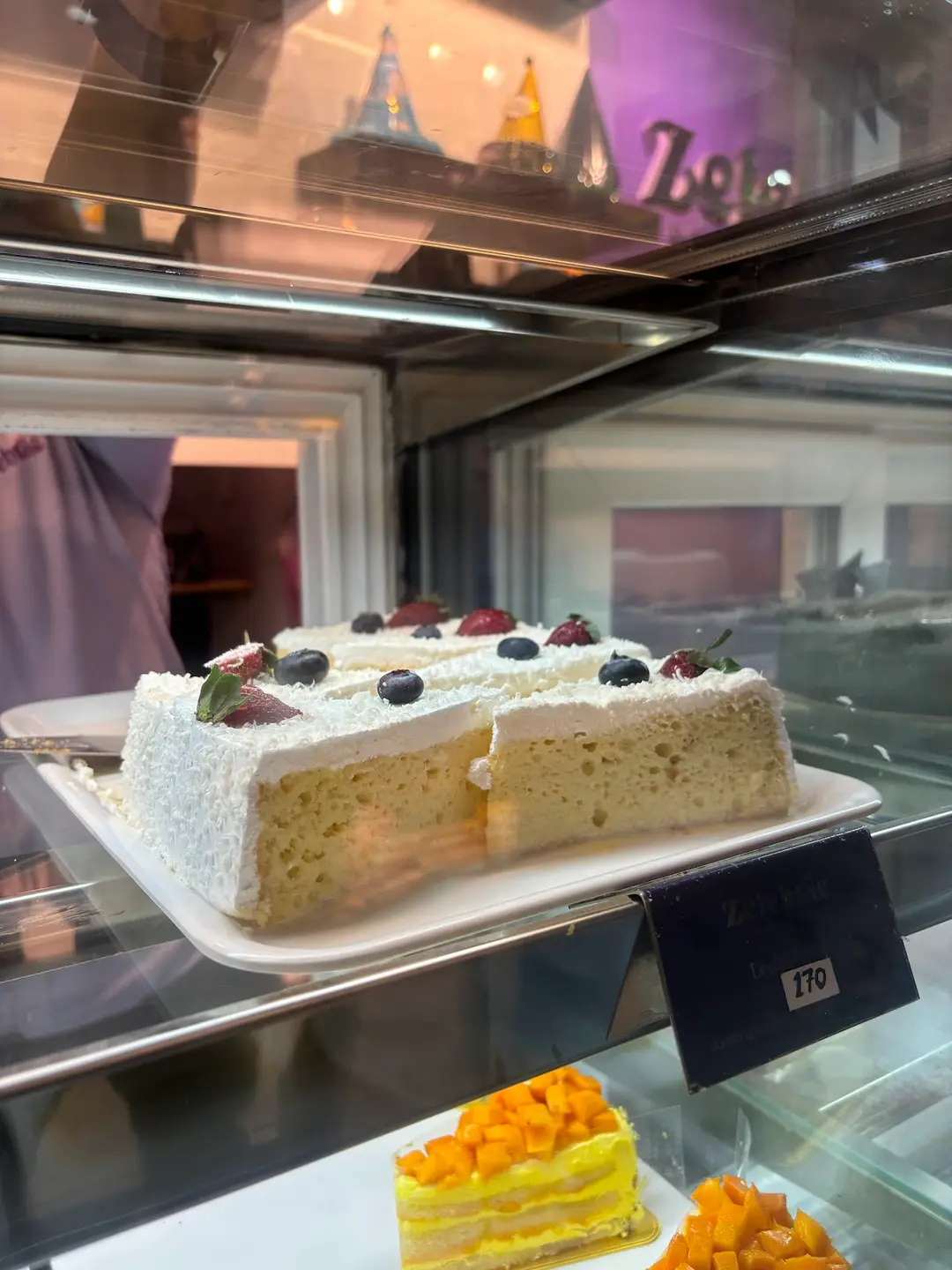 Sponge Cake with Berries
